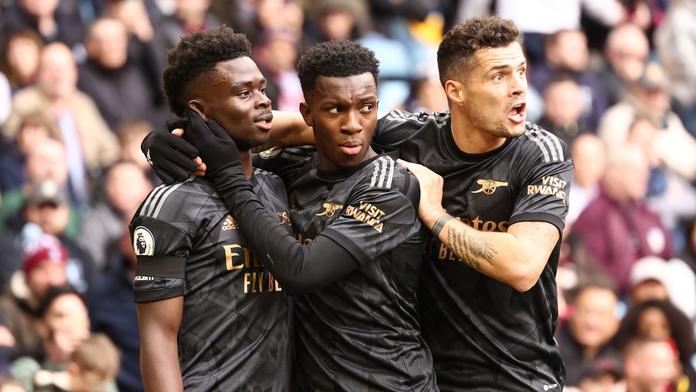 Arsenal rozhodl v nastavení a vrací se do čela. Manchester City ztratil