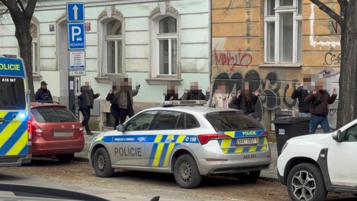 Policie odložila případ nahlášení střelby na pražské škole. Učitel byl nepříčetný