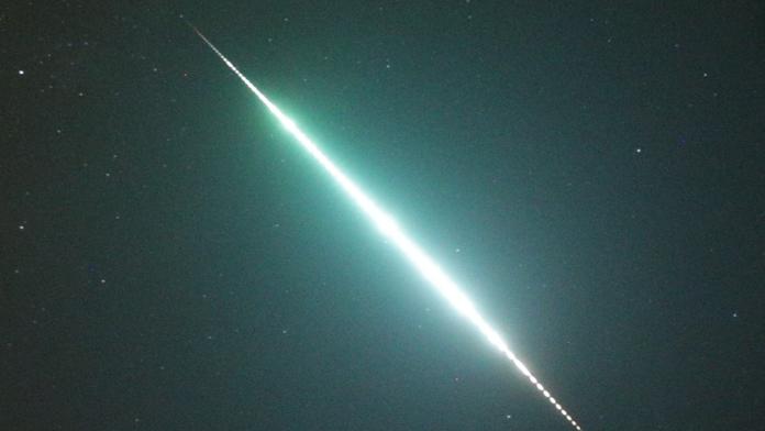 Nebe rozzářil oslnivý meteor. Pozorovaly ho desítky lidí po celém Česku
