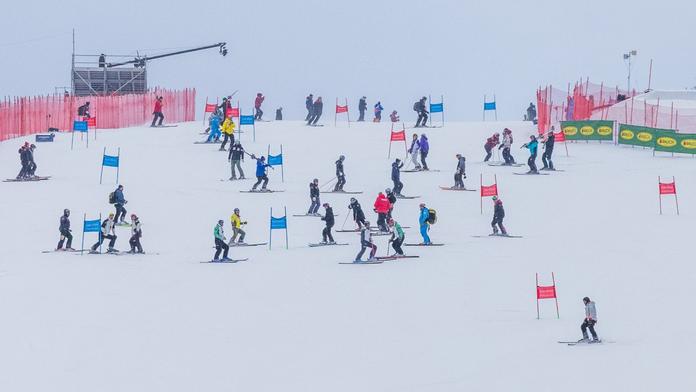 Příprava tratě na Světový pohár v alpském lyžování ve Špindlerově Mlýně