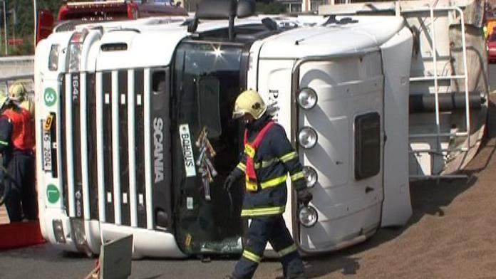 Převrácený kamion vysypal auta a zablokoval dálnici