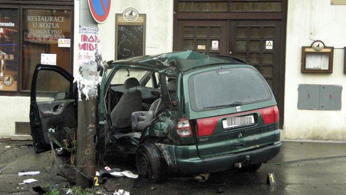 Řidič v seatu narazil do lampy! Těžce zraněný skončil v nemocnici