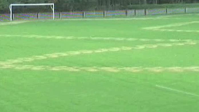 Vandal zničil fotbalové hřiště, polil ho žíravinou