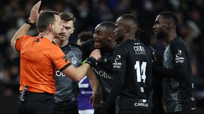 Fotbalisté Genku protestují proti verdiktu rozhodčího