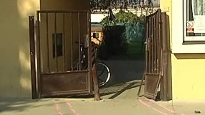 Zhrzený muž Sabině (15) uřízl nohu, matku propíchl vidlemi