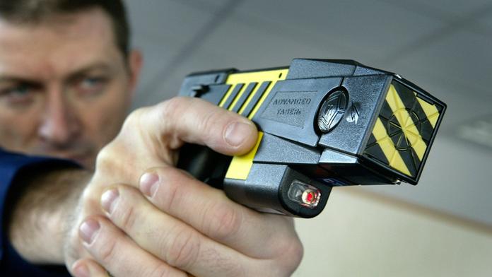Muž měl auto nejdřív vybrzdit, pak zablokovat. Nakonec vytáhl taser!
