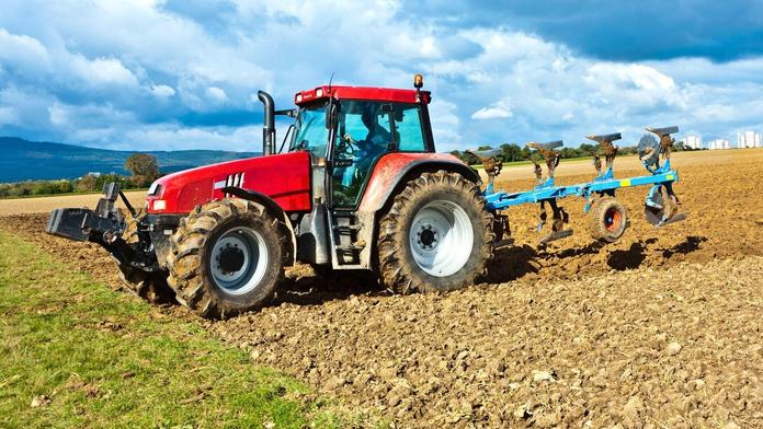 Neštěstí na rodinné farmě. Opilý otec přejel traktorem sedmiletého syna