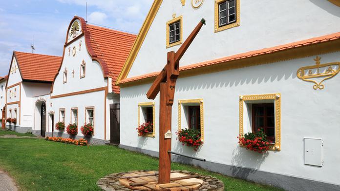 Kolona pick-upů rozzuřila lidi v Holašovicích: Takové návštěvníky tady nechceme