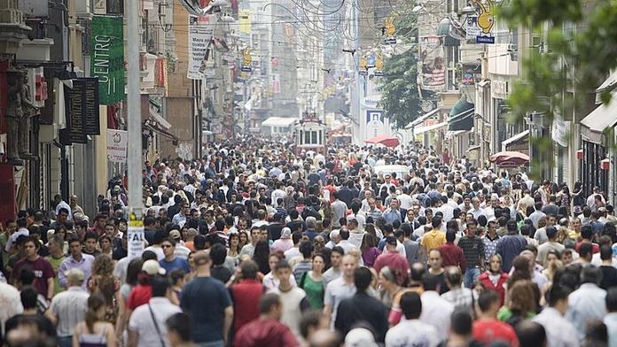 Na Zemi už žije skoro 8 miliard lidí. Kvůli covidu jich přibylo méně, než se čekalo