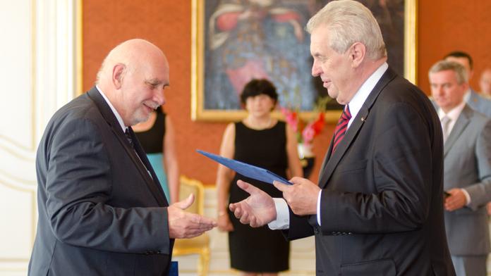 Lidé věří víc Rychetskému než Zemanovi, ministry nikdo nezná