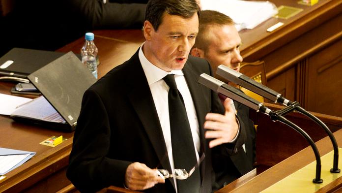 Ratha ve sněmovně hájil Chvojka (ČSSD) a Paroubek (NS-LEV 21)