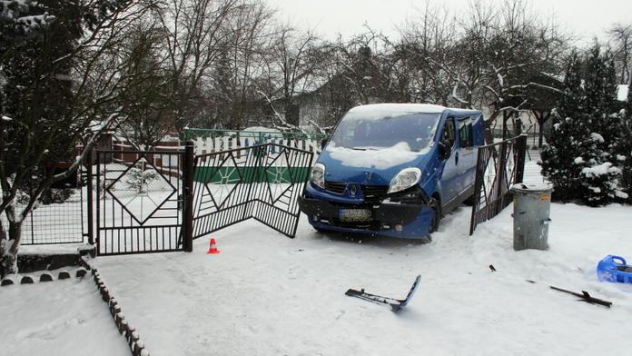 Řidič špatně zabrzdil auto! To SRAZILO DVĚ MALÉ DĚTI!
