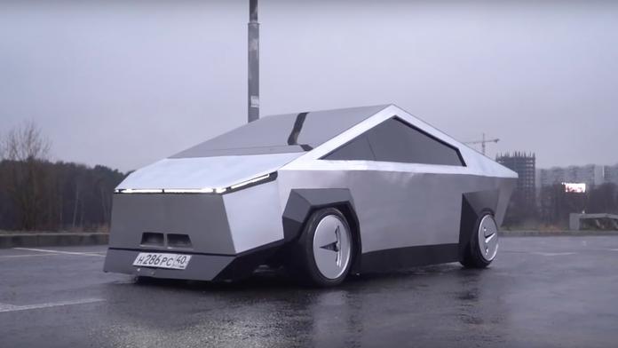 Ruský Cybertruck. Nemá dveře a pod plechem schovává starou Ladu