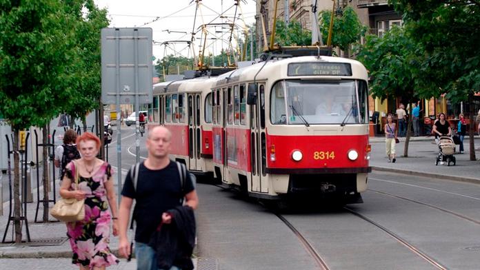 Havárie vody komplikuje dopravu na pražském Andělu