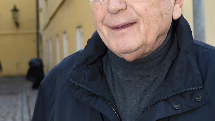 Menzel po operaci: Je šance, že se z toho dostane, tvrdí zdroj