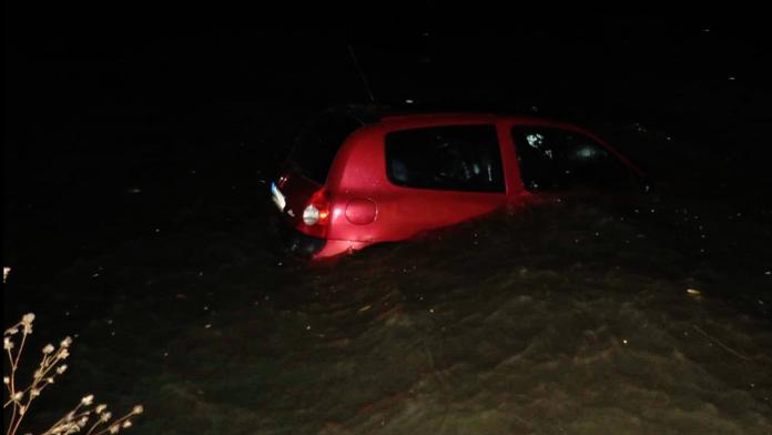 Zfetovaný řidič utekl a schoval se ve vodě. Auto ho následovalo