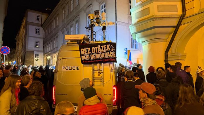 Sněmovna bouřlivě jedná o zrušení televizních poplatků, lidé demonstrují