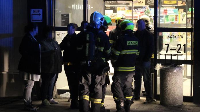 Bolest hlavy, nevolnost. Plzeňský supermarket museli evakuovat!