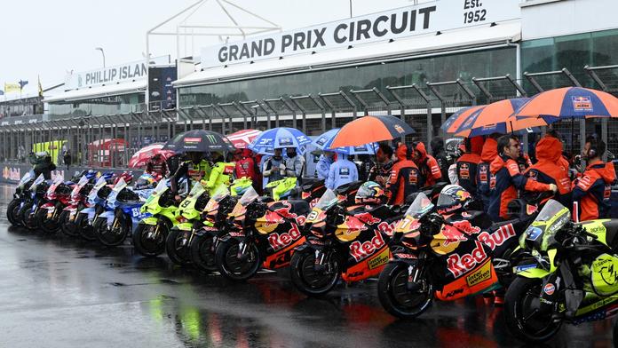 Motocykly MotoGP seřazené v dešti na okruhu v Austrálii