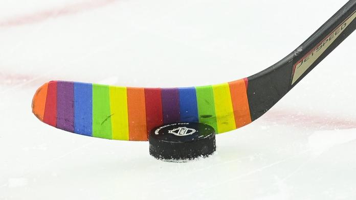 Hokejka s duhovou páskou v NHL při rozbruslení