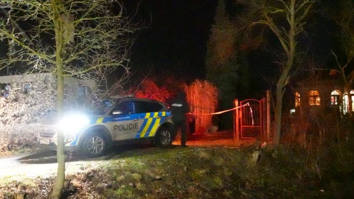 Pitva potvrdila, že muž z Mělnicka byl zavražděn. Podezřelá žena zůstává v nemocnici