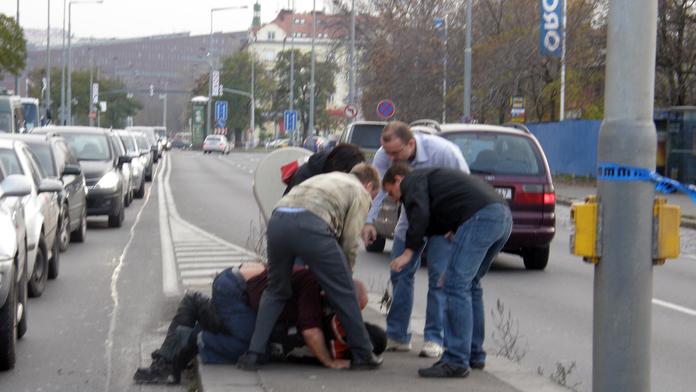 MAZEC! Opilec zastavil auto, URVAL MU DVEŘE a zmlátil ŘIDIČE i POLICISTY!