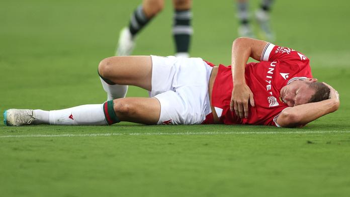 Manchester prohrál s týmem ze 4. ligy. Navíc poslal lídra soupeře do nemocnice