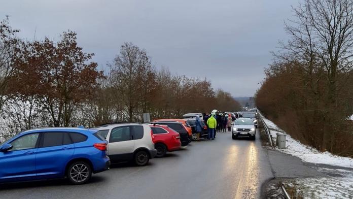 Policie uzavřela vjezd do Špindlerova Mlýna. Lidé museli auta nechat už ve Vrchlabí