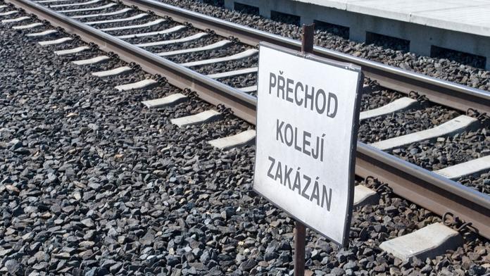 Vlak srazil u Liberce člověka. Ten odešel a hledá ho policie