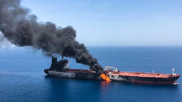 Exploze zničila íránský ropný tanker. Podle Teheránu šlo o útok