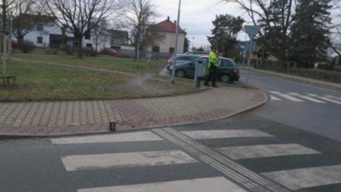 Řidič na přechodu srazil dívku a ujel. Hrozí mu až pětileté vězení