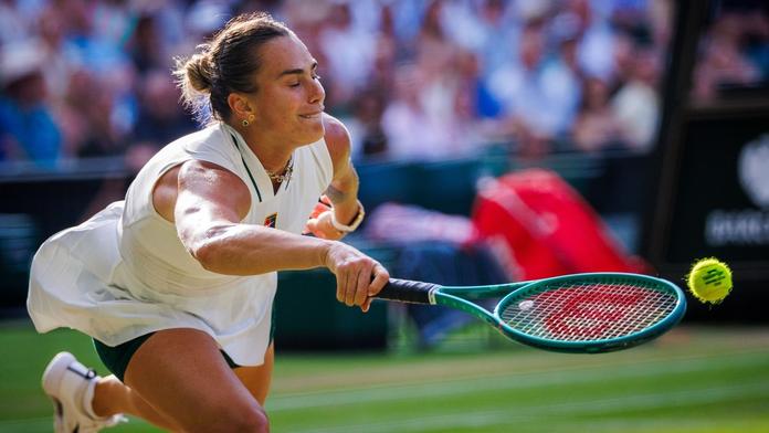 To je tělo. Tenisová jednička i po krachu ve Wimbledonu září. Se svalnatým partnerem dovádí u moře