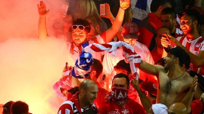 Fandové Olympiakosu se představí v Plzni. Pamatují tragédii i ohně