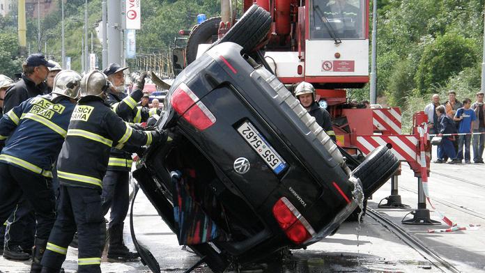 Mladý řidič nezvládl auto, PŘEVRÁTIL SE s ním na bok UPROSTŘED CESTY!!