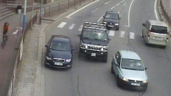 Řidič se toho nebál! Zaparkoval přímo v křižovatce a šel do banky