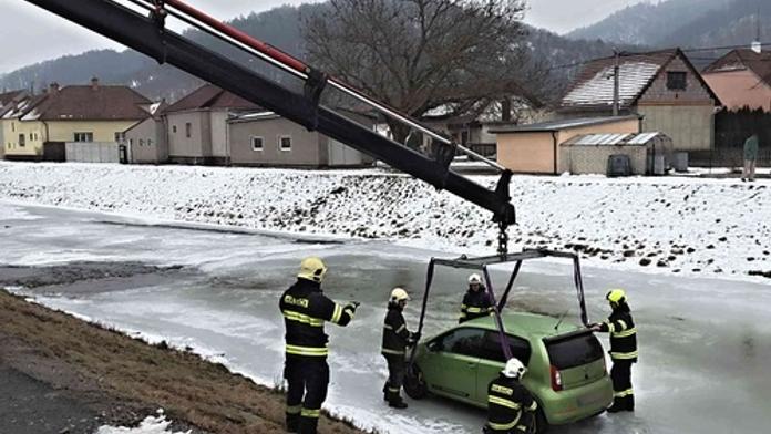 Auto před potopením uchránil led! Z koryta řeky ho dostávali hasiči