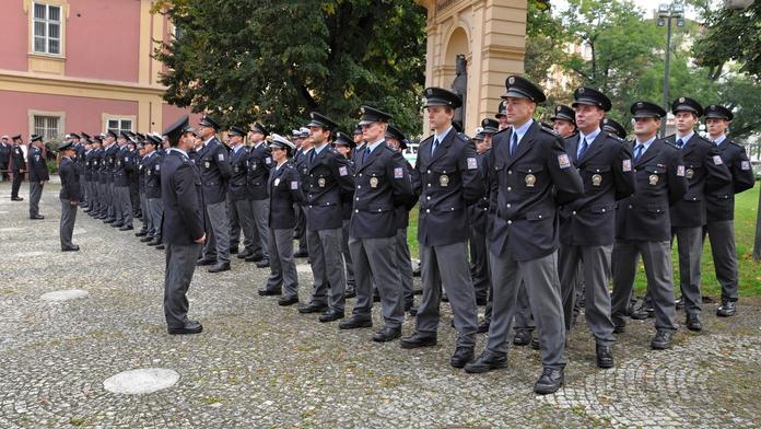 Hledáte práci? Policie nabírá 120 lidí. Tohle všechno musíte splnit