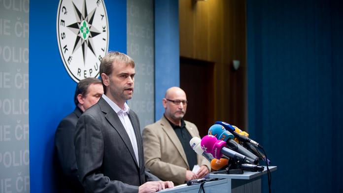 Tisková konference k razii: Proč taková obří akce a zrovna dnes? Policie nechce nic říct