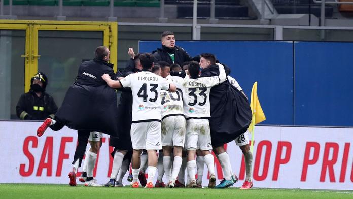 Spezia okradla AC Milán o všechny body. Fiorentina dala šest gólů