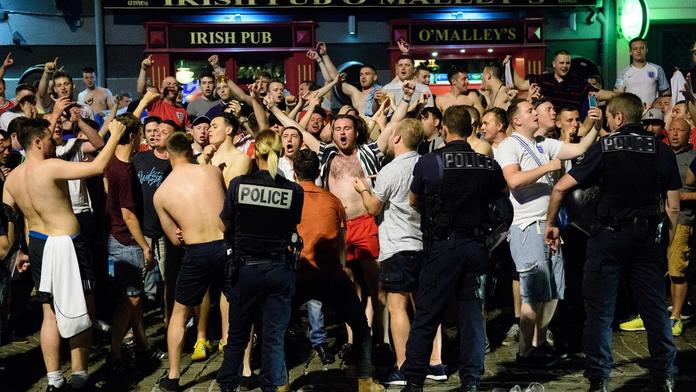 Drsná bitka před EURO! Rowdies řádili a vyvolávali ISIS! VIDEO