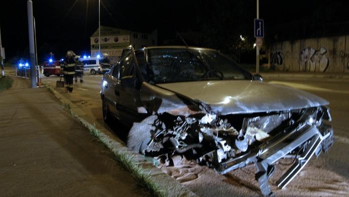 Opilec rozpáral v Praze auto o zábradlí