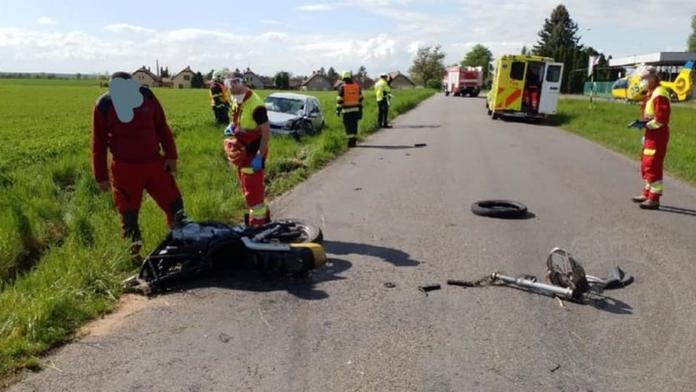 Na Pardubicku se srazila motorka s osobním autem. Motorkář zemřel na místě