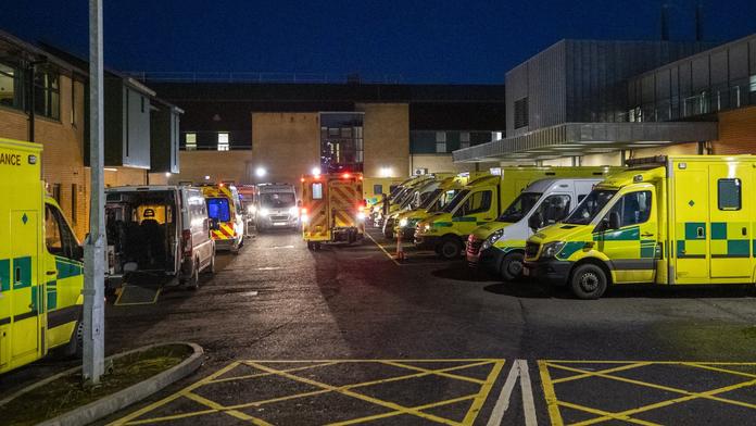 Přetížené nemocnice v Severním Irsku umístily pacienty do sanitek na parkovišti