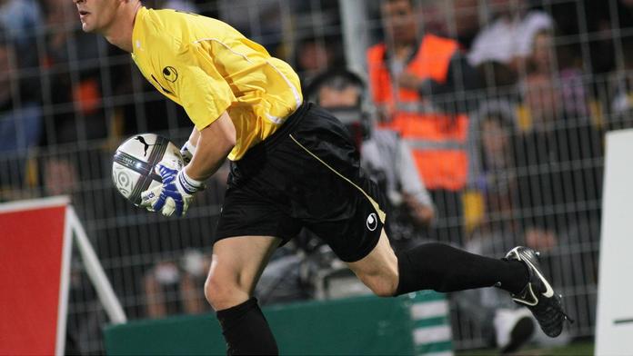 Neuvěřitelný moment! Týmu se zranili čtyři brankáři, do hry šel jejich trenér