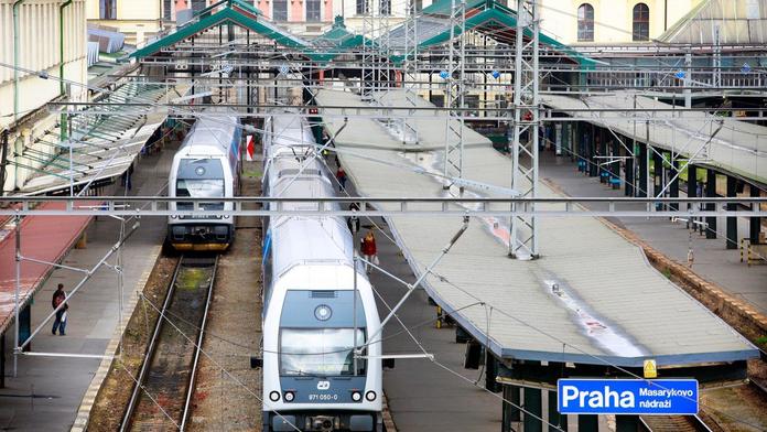 Vlak jel na červenou! Cestující se z Masaryčky nikam nedostali
