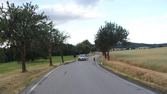 Mladík (19) si lehl na silnici. Přejelo ho auto, na místě zemřel