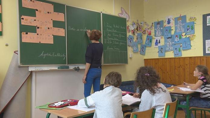 Platy učitelů loni vzrostly o tři tisíce korun. Slíbeno měli víc