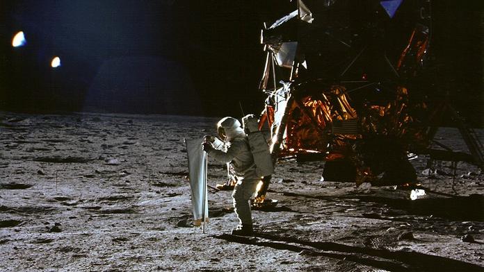 Podívejte se na Apollo 11 a Měsíc v Google Earth