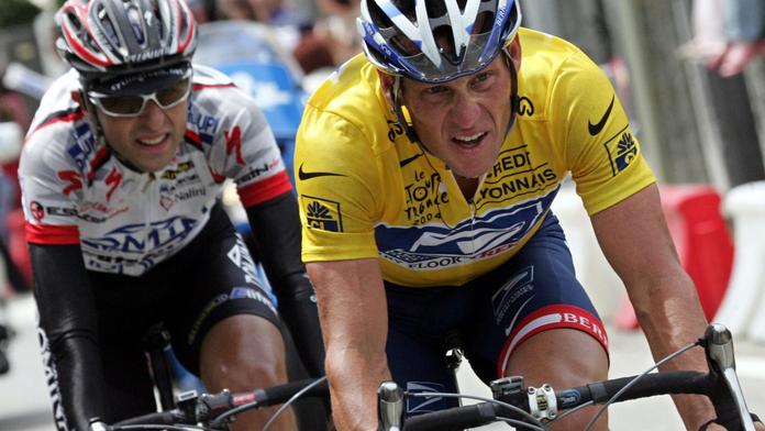 Lance Armstrong (ve žlutém) a Filippo Simeoni