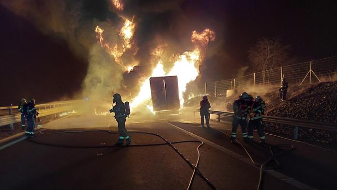 Kamion na D35 pohltily plameny. Dálnice byla uzavřená několik hodin
